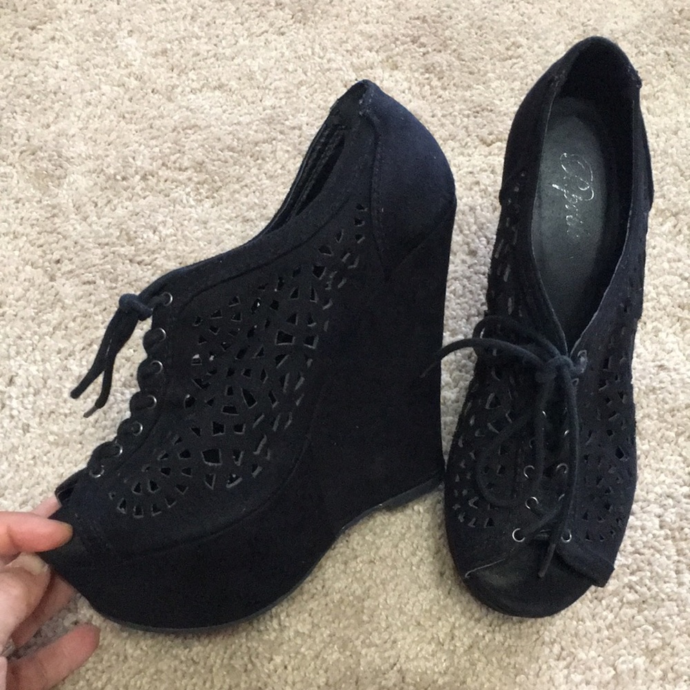 BLACK CUT OUT WEDGE